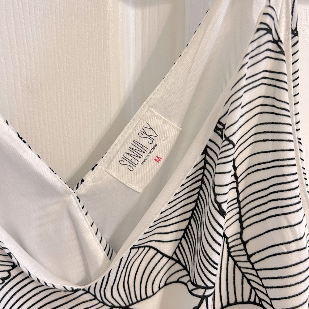 Really cute maxi dress for spring! Size M - Picture 3 of 3